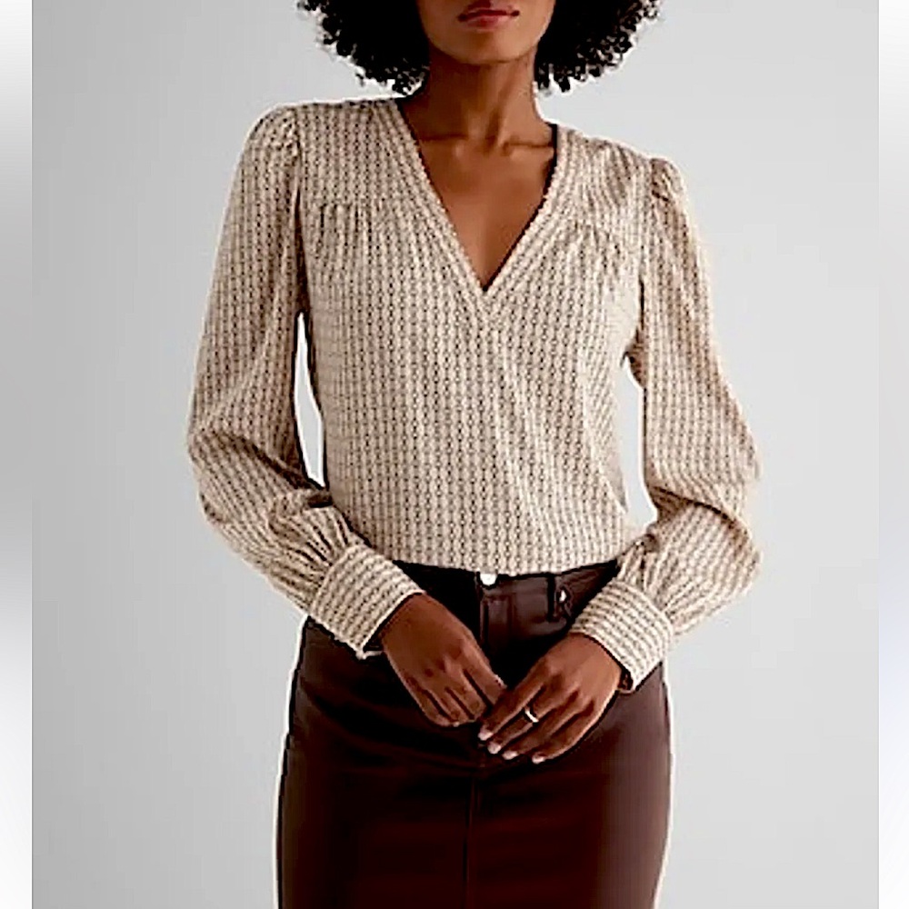 EXPRESS SATIN PRINTED V-NECK CUFF SLEEVE TOP